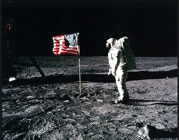 50 năm trước đây, con người đã chinh phục được một trong những mục tiêu lớn nhất của họ: đặt chân lên mặt trăng. Đó là một kỷ niệm lịch sử quan trọng mà ai cũng nên biết đến. Đến với hình ảnh này và cùng chúng tôi tìm hiểu về chuyến phiêu lưu lịch sử đó.