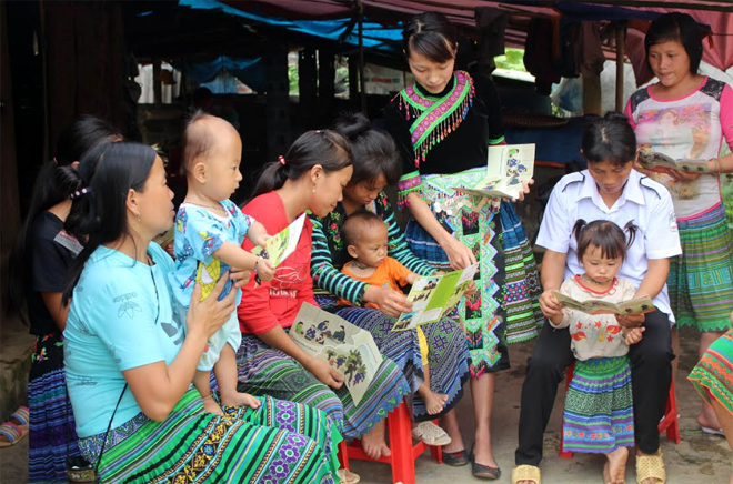 Các thành viên Câu lạc bộ Dinh dưỡng xã Suối Bu trao đổi kiến thức chăm sóc con nhỏ.