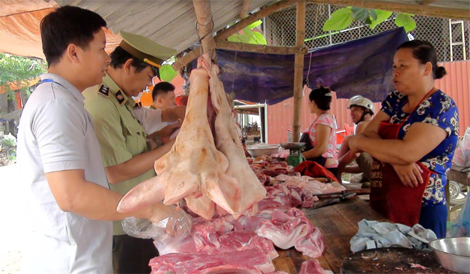 Lực lượng chức năng tăng cường kiểm tra việc kinh doanh thực phẩm tại các khu chợ trên địa bàn huyện.