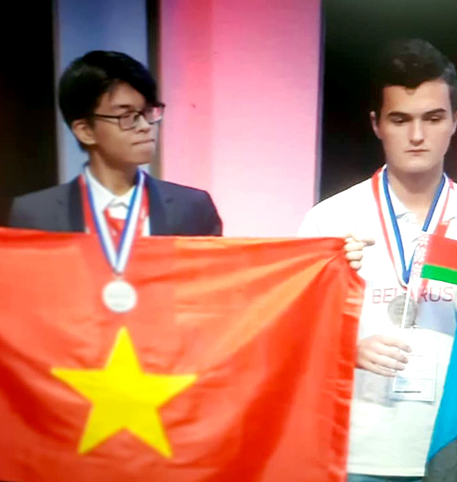 Nguyễn Đình Hoàng (trái) nhận Huy chương Bạc Olympic Hóa học quốc tế 2019 tại Cộng hòa Pháp.