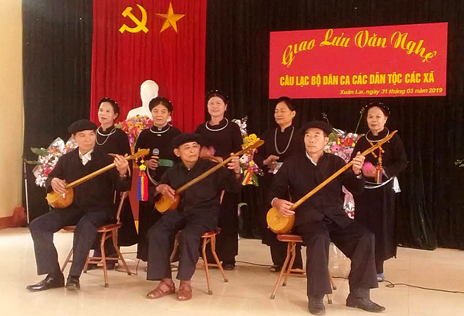 Câu lạc bộ Dân ca các dân tộc xã Xuân Lai biểu diễn phục vụ nhân dân.