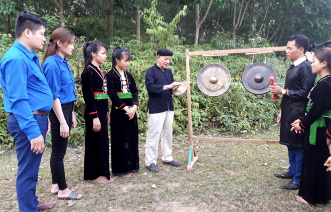 Nghệ nhân trình diễn dân gian Vì Văn Sang hướng dẫn cách sử dụng nhạc cụ truyền thống của người Khơ Mú cho đoàn viên thanh niên trong xã.