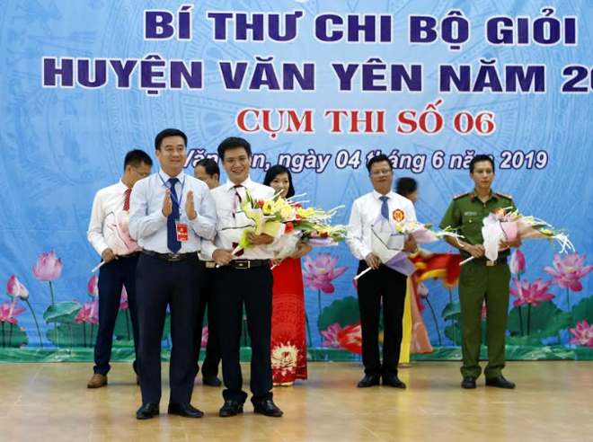 Đồng chí Hà Đức Anh - Phó Bí thư Thường trực Huyện ủy, Trưởng ban Tổ chức Hội thi trao giải Nhất cho thí sinh Vũ Kim Đức - Chi bộ Trường THPT Chu Văn An.