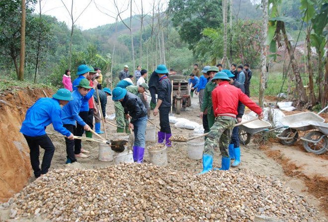 ĐVTN triển khai công trình tình nguyện bê tông hóa đường giao thông nông thôn tại thôn Dộc Trần, xã Đại Đồng, huyện Yên Bình.
