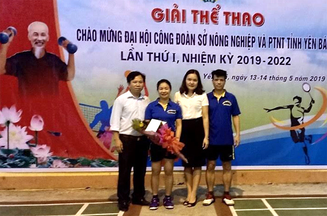 Chủ tịch Công đoàn cơ sở Nguyễn Công (bên trái) trao giải cho vận động viên tham dự giải thể thao của ngành.
