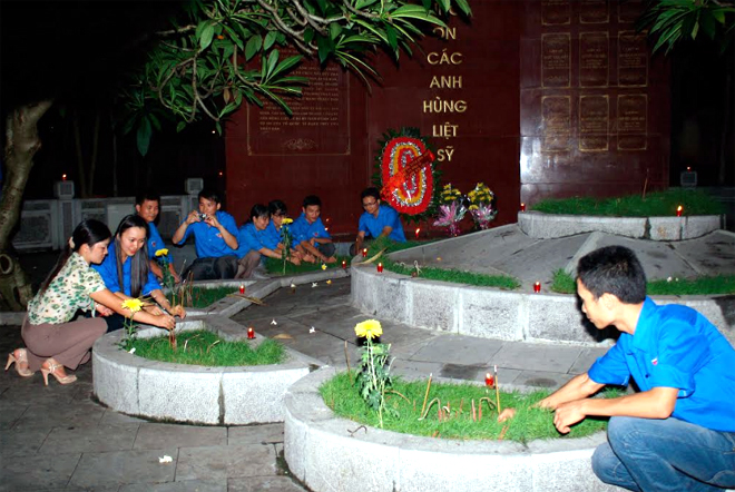 Tuổi trẻ thị xã Nghĩa Lộ thắp nến tri ân các anh hùng liệt lỹ.