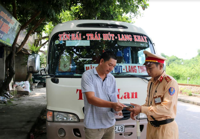Lực lượng cảnh sát giao thông huyện Trấn Yên kiểm tra phương tiện vận tải hành khách.