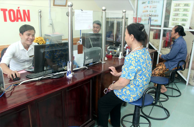 Người dân đến giao dịch tại Quỹ tín dụng nhân dân phường Nguyễn Phúc, thành phố Yên Bái.
