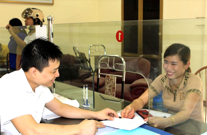 Giao dịch viên Kho bạc Nhà nước huyện Lục Yên luôn tận tình hướng dẫn khách hàng.