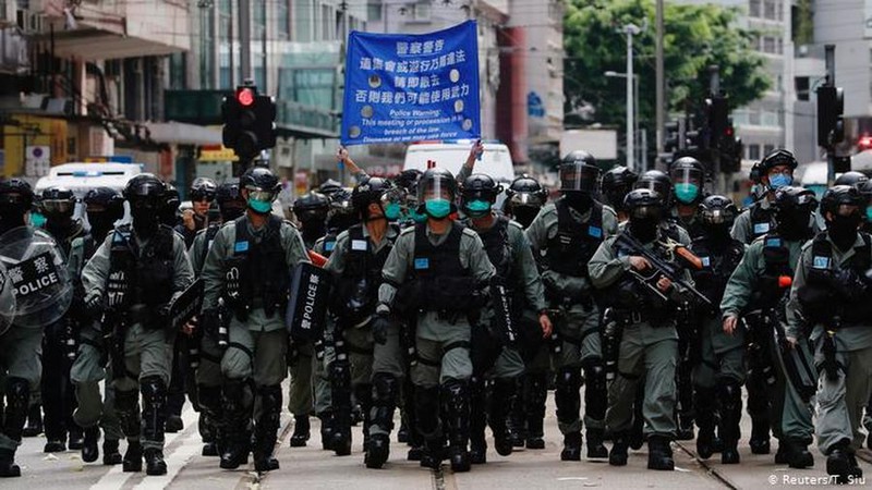 Cảnh sát được triển khai trên đường phố Hong Kong.