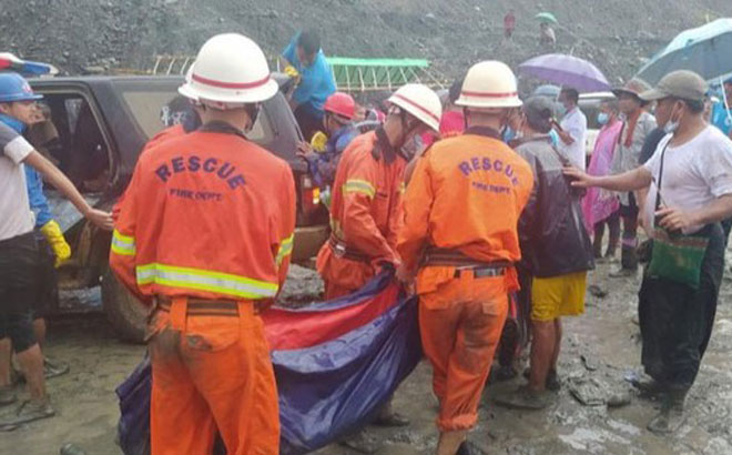 ực lượng cứu hộ đưa thi thể ra khởi nơi xảy ra lở đất ở bangKachin, Myanmar ngày 2-7. Ảnh: REUTERS