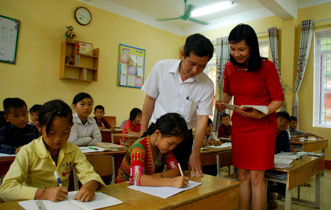 Đồng chí Vũ Lê Chung Anh - Chủ tịch UBND huyện Trạm Tấu kiểm tra công tác dạy học tại Trường Phổ thông dân tộc bán trú Tiểu học và THCS Bản Mù.