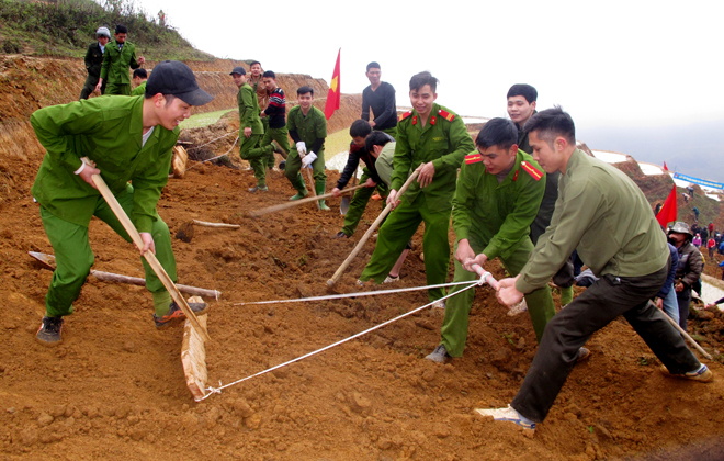 Đoàn viên thanh niên Công an huyện Trạm Tấu tích cực tham gia khai hoang ruộng bậc thang.