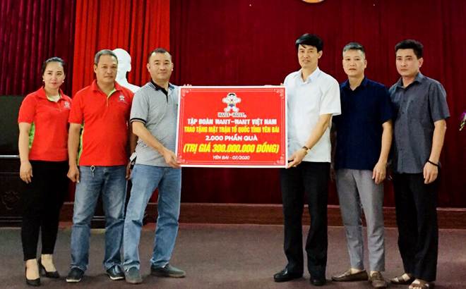 Ủy ban Mặt trận Tổ quốc tỉnh tiếp nhận 2.000 phần quà trị giá 300 triệu đồng do Công ty TNHH Thương mại Want-Want Việt Nam trao tặng.