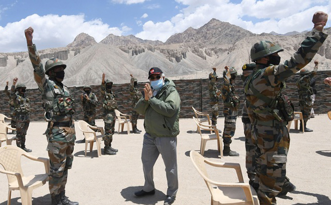 Thủ tướng Ấn Độ tới khu vực Ladakh (Ảnh: Reuters)