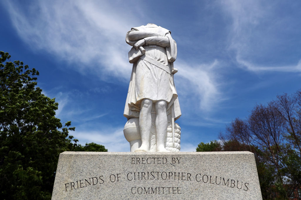 Tượng Columbus bị người biểu tình kéo rơi đầu tại Boston, bang Massachusetts.