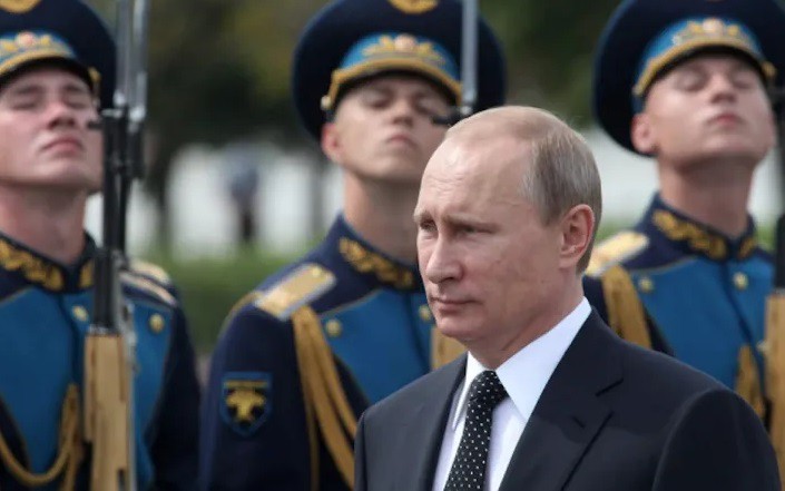 Tổng thống Nga Vladimir Putin duyệt đội danh dự.