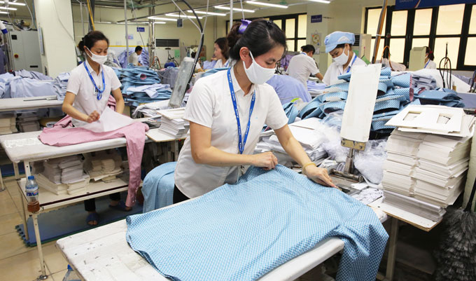 Doanh nghiệp dệt may Việt Nam cần đầu tư công nghệ tiên tiến, hiện đại hơn để đáp ứng yêu cầu của các nhà phân phối nước ngoài.