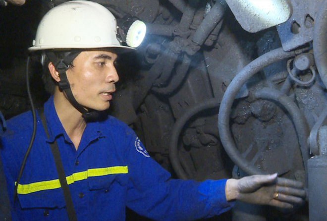 Kỹ sư Nguyễn Văn Hiền xuống các hầm lò tìm kiếm các giải pháp cải tiến kỹ thuật.