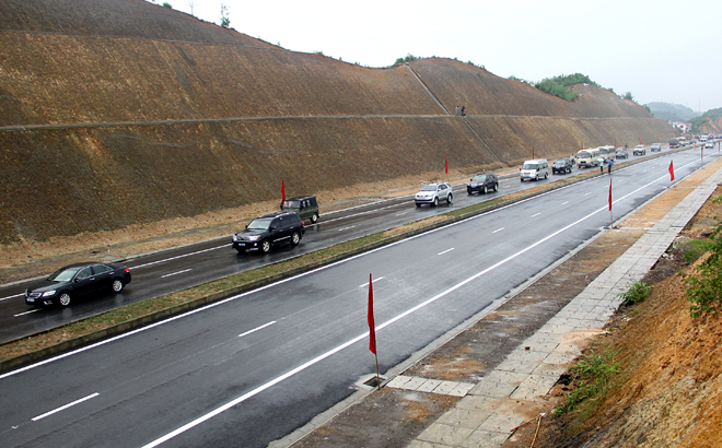 Công trình đường nối quốc lộ 32C với đường cao tốc Nội Bài - Lào Cai.
