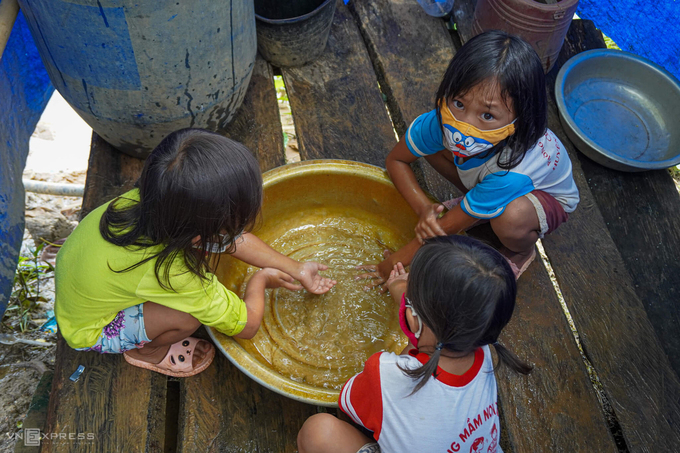 Các em nhỏ ở xã Quảng Hòa, huyện Đăk Glong rửa tay trước khi ăn cơm. Đây là một trong ba điểm dịch của tỉnh Đăk Nông.