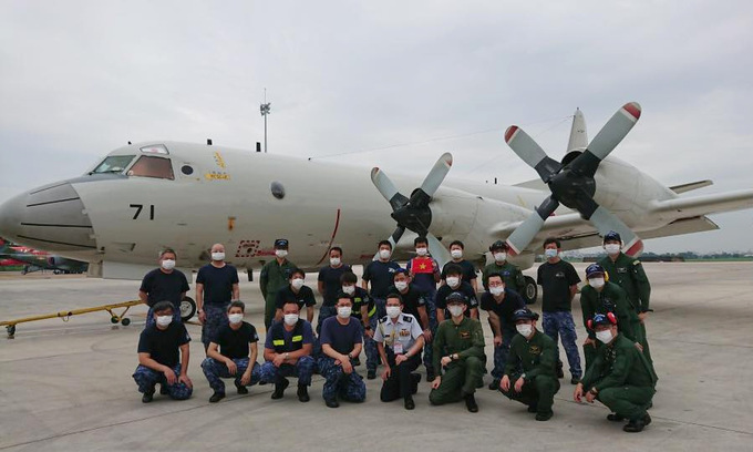 Tổ bay P-3C và nhân viên kỹ thuật tại sân bay Tân Sơn Nhất hồi tháng 6.