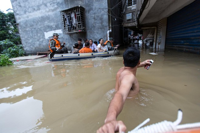 Lực lượng cứu hộ đưa người dân khỏi khu vực bị ngập tại tỉnh Quảng Tây, Trung Quốc.