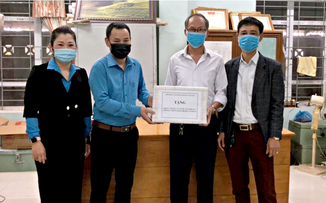 Lãnh đạo LĐLĐ huyện Văn Chấn trao hỗ trợ dung dịch sát khuẩn và khẩu trang cho công nhân lao động tại CĐCS Công ty TNHH Nghĩa Văn trong đợt cao điểm phòng chống dịch Covid - 19.