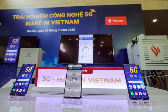 Sản phẩm điện thoại thông minh Vsmart Aris 5G của VinSmart trưng bày tại triển lãm.