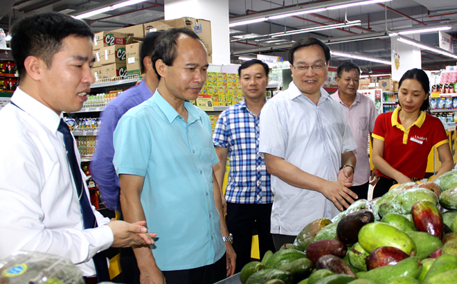 Lãnh đạo phố Yên Bái kiểm tra hoạt động kinh doanh tại siêu thị Wincom Plaza.