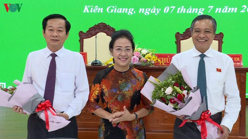 Ông Đỗ Thanh Bình (ngoài cùng bên trái) giữ chức Chủ tịch UBND tỉnh Kiên Giang nhiệm kỳ 2016 - 2021.