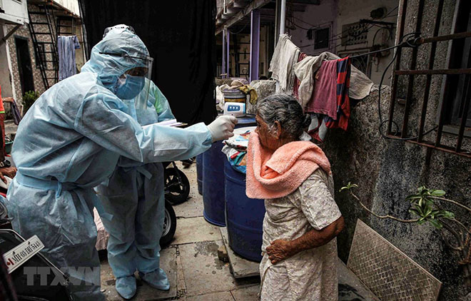 Nhân viên y tế lấy mẫu xét nghiệm COVID-19 cho người dân ở Mumbai, Ấn Độ ngày 17/6/2020.