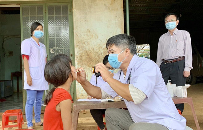 Ngành y tế tỉnh Gia Lai thực hiện khám sàng lọc cho người dân tại làng Bông Hiot, xã Hải Yang, huyện Đak Đoa- nơi có ca bệnh bạch hầu tử vong.