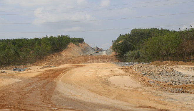 Công trường dự án cao tốc Cam Lộ - La Sơn thuộc tuyến cao tốc Bắc - Nam phía đông.
