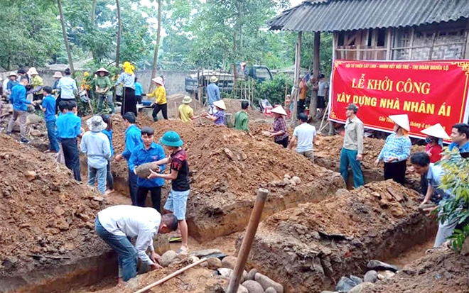 Từ những nguồn lực xã hội hóa, 5 năm qua, thị xã Nghĩa Lộ đã hỗ trợ làm nhà ở cho 596 hộ nghèo.