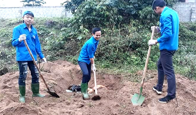 Đoàn viên thanh niên huyện Văn Yên tham gia đào hố rác vệ sinh môi trường.