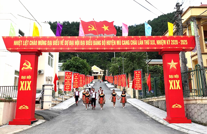Trung tâm huyện Mù Cang Chải trong không khí chào mừng Đại hội Đảng bộ huyện lần thứ XIX.