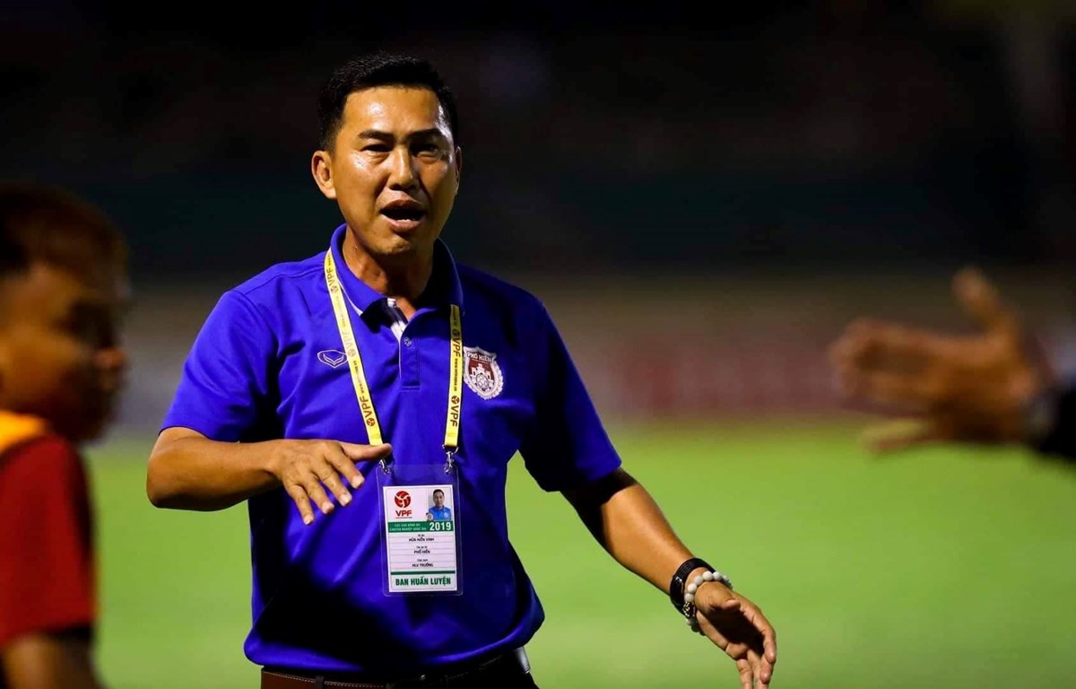Huấn luyện viên Hứa Hiền Vinh bị phạt 15 triệu đồng, bị cấm chỉ đạo 2 trận vì hành vi bóp cổ cầu thủ.
