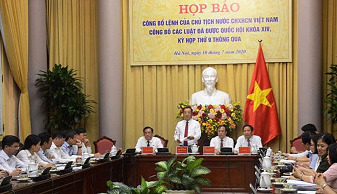 Lãnh đạo Văn phòng Chủ tịch nước công bố Lệnh của Chủ tịch nước về công bố luật.