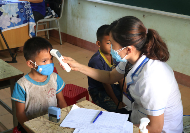 Nhân viên y tế khám sàn lọc và tiêm vaccine phòng bệnh bạch hầu