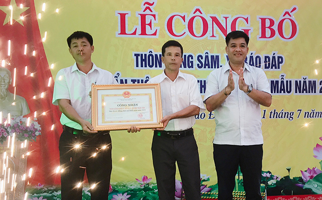 Lãnh đạo huyện Trấn Yên trao bằng công nhận thôn Đồng Sâm đạt chuẩn NTM kiểu mẫu.