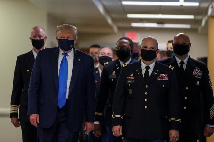 Tổng thống Donald Trump đeo khẩu trang khi đi trên hành lang trong chuyến thăm Trung tâm y tế quân sự quốc gia Walter Reed ở Bethesda, Maryland ngày 11/7.