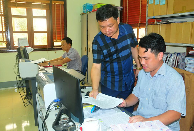 Lãnh đạo Cơ quan Tổ chức - Nội vụ huyện Trấn Yên trao đổi về công tác điều động, luân chuyển cán bộ.