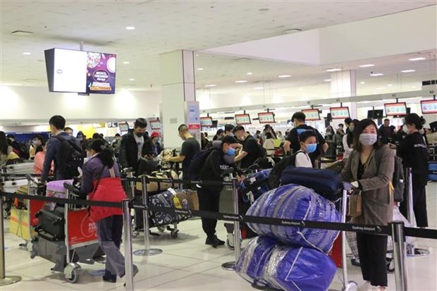 Công dân Việt Nam xếp hàng làm thủ tục lên máy bay của Vietnam Airlines tại sân bay quốc tế Sydney để khởi hành về nước, ngày 3/7/2020.