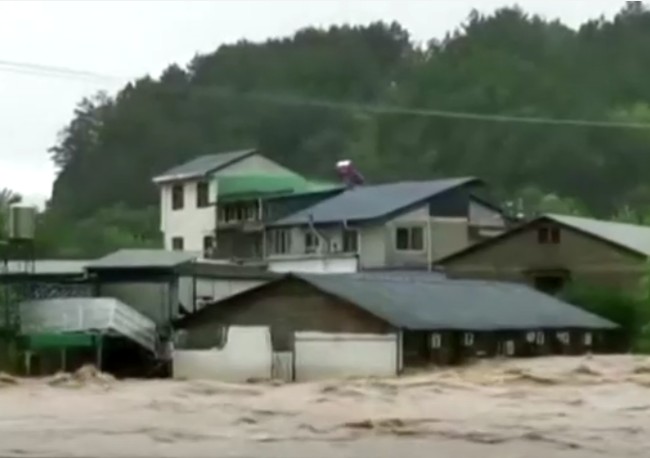 Lũ lụt gây thiệt hại nghiêm trọng về người và tài sản tại Trung Quốc.