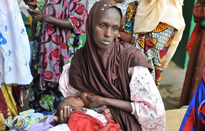 Một bà mẹ mang con bị suy dinh dưỡng tới khám tại bệnh viện ở Gao, Mali.