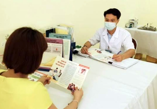Cán bộ Trung tâm Kiểm soát bệnh tật tỉnh tư vấn xét nghiệm HIV cho phụ nữ mang thai tại phòng tư vấn xét nghiệm tự nguyện.