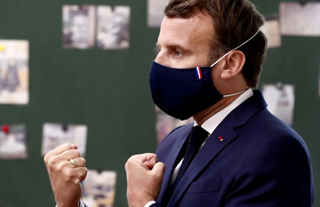 Tổng thống Emmanuel Macron đeo khẩu trang khi đến thăm một trường tiểu học.