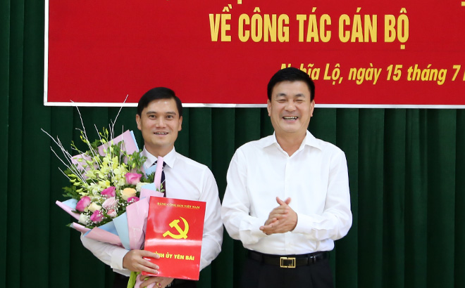 Đồng chí Nguyễn Chiến Thắng – Phó Chủ tịch UBND tỉnh trao Quyết định và tặng hoa chúc mừng đồng chí Lương Mạnh Hà