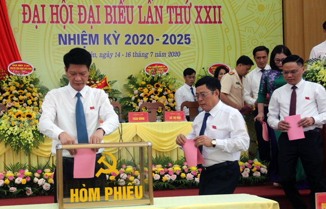 Các đại biểu bỏ phiếu bầu trực tiếp Bí thư Huyện ủy khóa XXII, nhiệm kỳ 2020 - 2025.
